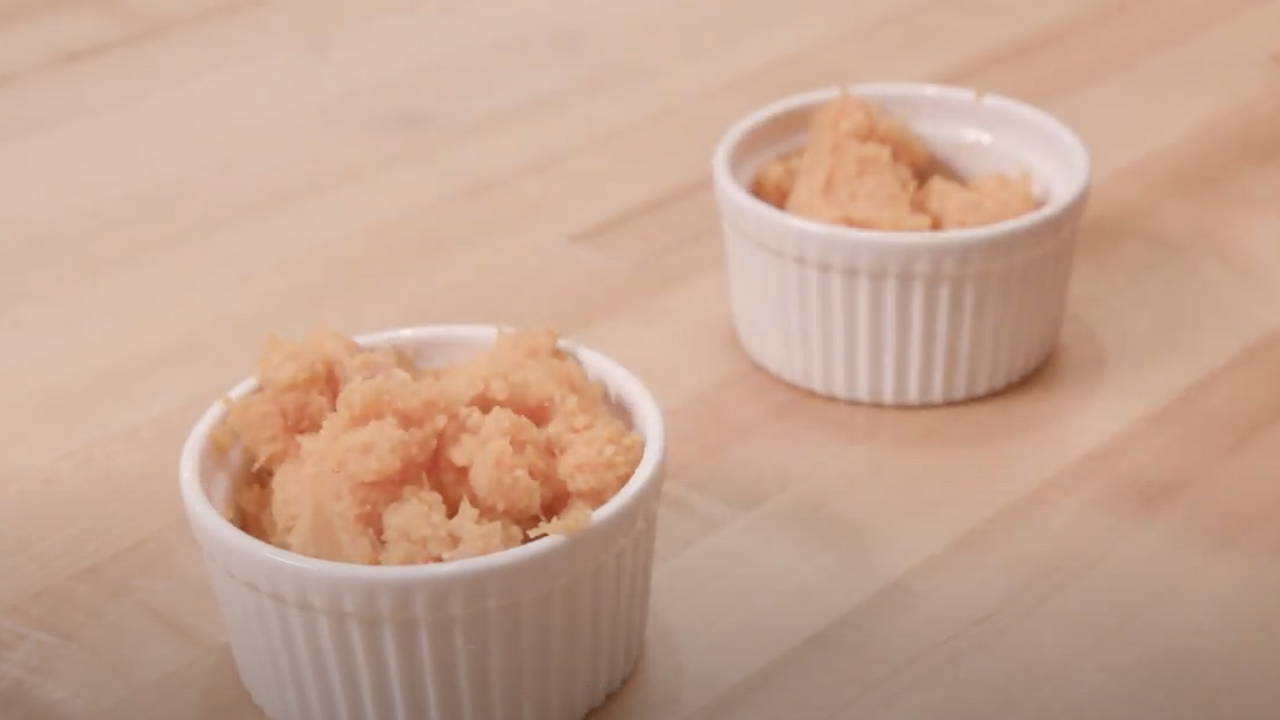 mashed sweet potoatoes im two bowls